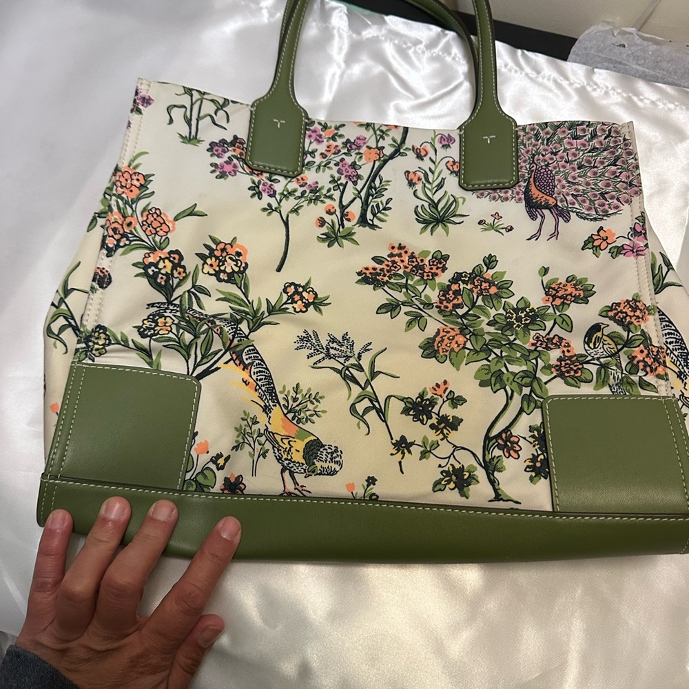 Tory Burch Green and Cream Tote Bag - Picture 4 of 7